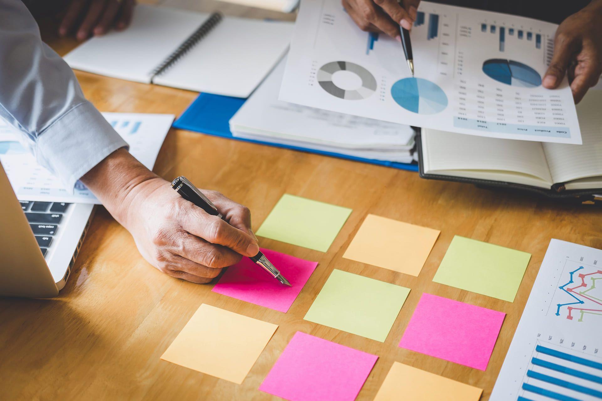Personas reunidas tomando notas en post its